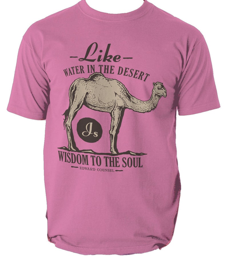 K&ouml;nnte beinhalten: Rosafarbenes T-Shirt mit einer Kamel-Illustration und dem Text "Wie Wasser in der W&uuml;ste, Weisheit f&uuml;r die Seele." Das Design enth&auml;lt die Initialen "Js" in einem Kreis und den Namen "Edward Counsel".