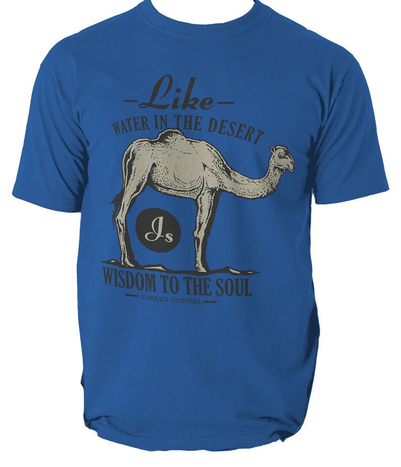 K&ouml;nnte beinhalten: K&ouml;nigsblaues T-Shirt mit Kamel-Illustration und dem Text "Wie Wasser in der W&uuml;ste, Weisheit f&uuml;r die Seele". Das Design ist in Schwarz und Grau gehalten. Das T-Shirt hat einen Rundhalsausschnitt.