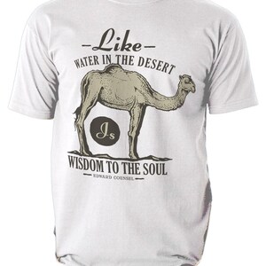 K&ouml;nnte beinhalten: Wei&szlig;es T-Shirt mit Kamel-Illustration und dem Text "Wie Wasser in der W&uuml;ste, Weisheit f&uuml;r die Seele." Das Design enth&auml;lt die Initialen "Js" in einem Kreis und den Namen "Edward Counsel".