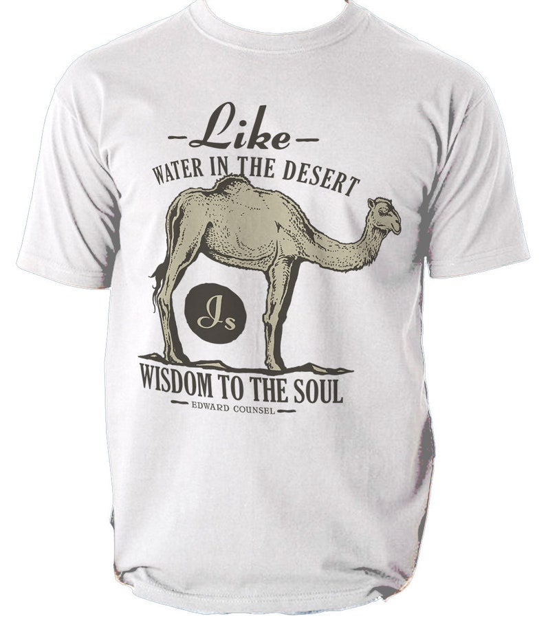 K&ouml;nnte beinhalten: Wei&szlig;es T-Shirt mit Kamel-Illustration und dem Text "Wie Wasser in der W&uuml;ste, Weisheit f&uuml;r die Seele." Das Design enth&auml;lt die Initialen "Js" in einem Kreis und den Namen "Edward Counsel".