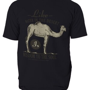 K&ouml;nnte beinhalten: Schwarzes T-Shirt mit einer Kamelillustration und dem Zitat "Wie Wasser in der W&uuml;ste ist Weisheit f&uuml;r die Seele." Das Design ist in Beige- und Braunt&ouml;nen gehalten. Das T-Shirt hat einen Rundhalsausschnitt.