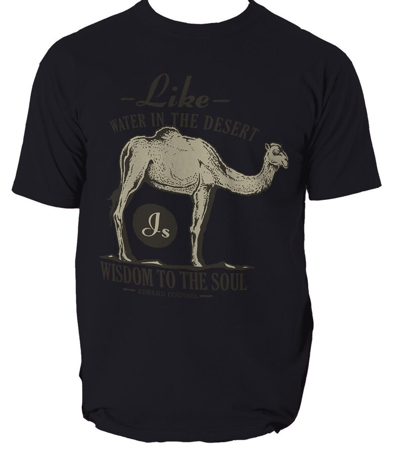 K&ouml;nnte beinhalten: Schwarzes T-Shirt mit einer Kamelillustration und dem Zitat "Wie Wasser in der W&uuml;ste ist Weisheit f&uuml;r die Seele." Das Design ist in Beige- und Braunt&ouml;nen gehalten. Das T-Shirt hat einen Rundhalsausschnitt.