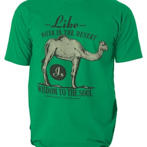 K&ouml;nnte beinhalten: Ein gr&uuml;nes T-Shirt mit einer Kamel-Illustration und dem Text "Wie Wasser in der W&uuml;ste ist Weisheit f&uuml;r die Seele." Das Design ist in Schwarz und Grau gehalten, mit dem Kamel auf einer Linie. Das Shirt hat eine gr&uuml;ne Farbe.