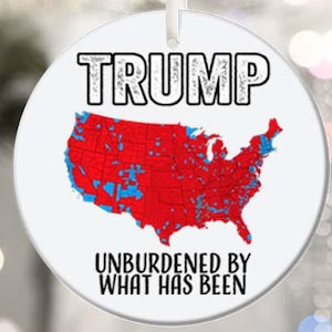 Ornement suspendu Décoration en céramique de la carte électorale de 2024 – « Unburdenned by What Has Been » Souvenir de la célébration Trump 3 po. Boîte cadeau ronde et ficelle