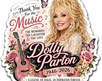 Könnte beinhalten: Ein gestanzter Aufkleber mit einem Porträt von Dolly Parton mit blondem Haar, einer rosa Akustikgitarre, rosa Rosen und Schmetterlingen. Der Text lautet: Thank You For the Music, THE MEMORIES THE LAUGHTER & THE LOVE, Dolly Parton, 1946-2026, A LEGEND. AN ANGEL. AN INSPIRATION FOREVER.