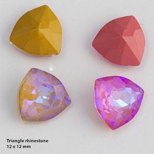 Puede incluir: Cuatro piedras de imitación de forma triangular en diferentes colores: amarillo, rosa, morado claro y morado oscuro. Cada piedra de imitación mide 12 mm x 12 mm. Piedra de imitación triangular.