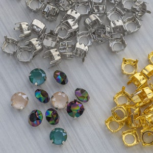 Peut inclure: Assortiment de montures en métal argenté et doré pour strass, ainsi qu'une variété de strass irisés et transparents de différentes tailles et formes.