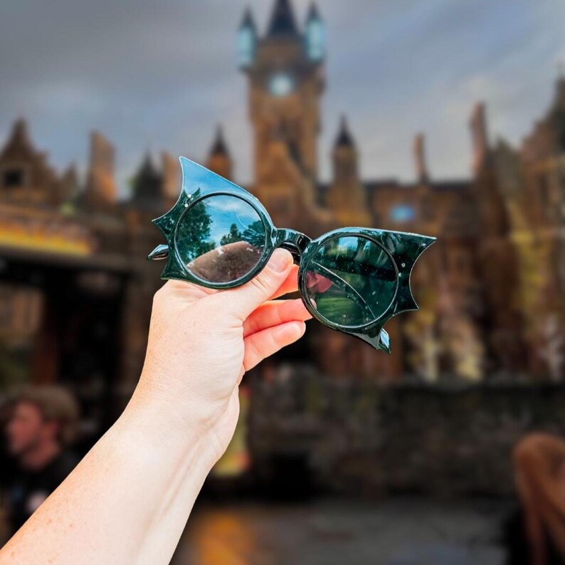 Universal Epic Universe Dark Universe
	•black	Bat wing glasses
	•	Haunted mansion outfit accessory
	•	Villaincore sunglasses
	•	Handmade goth accessories
	•	Festival or theme park sunglasses
	•	Horror glam fashion