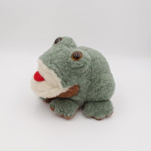 Kid's toy made from wool / Sitting Frog / Wool Frog / Wool animal toy / Wool stuffed animal / Baby shower gift / Birthday gift for kids