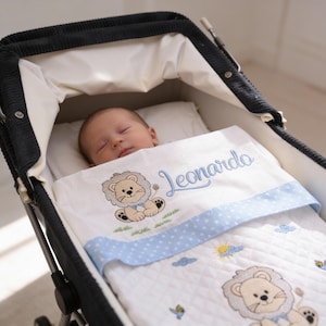 Può includere: Una tazza di ceramica bianca con manico nero e la scritta "But First, Coffee" in grassetto nero. La tazza è posta su uno sfondo sfocato, che suggerisce un'atmosfera accogliente.