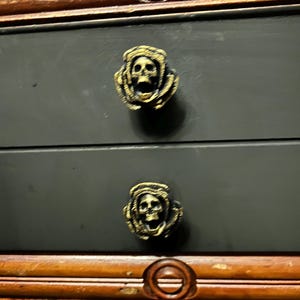 Tirador de cajón con forma de calavera y rosa gótica