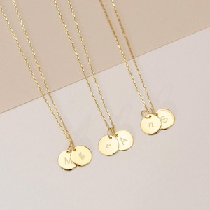 Collar minimalista de oro macizo de 14 quilates con inicial en forma de disco, colgante con letra grabada personalizada, dijes con inicial en forma de disco, un gran regalo para ella