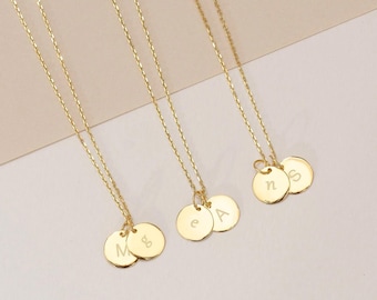 Colar minimalista em ouro maciço 14K com pingente de inicial em formato de disco, tamanho médio ou grande, com gravação personalizada de letra. Ótimo presente para ela.