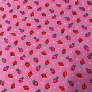 Puede incluir: Tela rosa con un patr&oacute;n repetido de fresas rojas y estrellas blancas de cinco puntas.