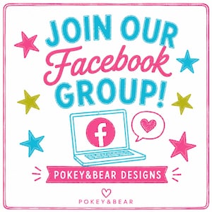 Puede incluir: Un gr&aacute;fico cuadrado con fondo blanco y borde rosa. El texto dice JOIN OUR FACEBOOK GROUP! en azul y rosa. Una ilustraci&oacute;n de un port&aacute;til muestra el logo de Facebook junto a un bocadillo con un coraz&oacute;n. POKEY&BEAR DESIGNS aparece en la parte inferior.