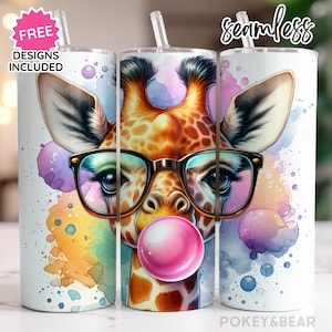 Könnte beinhalten: Ein Aquarell-Tumbler-Design mit einer Giraffe mit Brille und einer rosa Blase. Die Giraffe ist von bunten Aquarellspritzer und Punkten umgeben. Der Tumbler ist weiß mit einem nahtlosen Design.