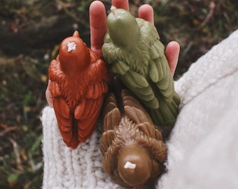 Candela in cera d'api a forma di uccello: statuetta ecologica realizzata a mano