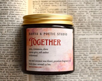 Candela di soia colata a mano, profumo di pino, cannella e chiodi di garofano, confezione con effetto acquerello (idea regalo)