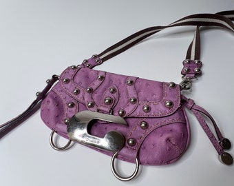 Petit sac à bandoulière Guess en cuir violet