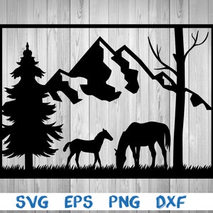 Könnte beinhalten: Schwarze Silhouette von zwei Pferden in einer Berglandschaft mit einer Kiefer. Die Pferde stehen nebeneinander auf einer Wiese. Die Berge sind im Hintergrund und die Kiefer im Vordergrund.
