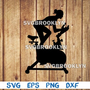 Peut inclure: Silhouette noire d'une personne faisant du vélo sur un vélo d'exercice fixe. L'image comprend le texte "SVGBROOKLYN" en blanc. En dessous du vélo, les lettres "SVG EPS PNG DXF" sont en bleu.