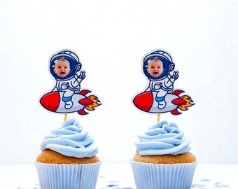 Ruimtethema taarttopper met babyfoto, gepersonaliseerde cupcakeprikkers met astronautenmotief