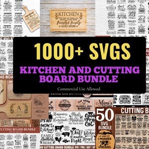 Puede incluir: Una colección de diseños SVG con temática de cocina, que incluyen tablas de cortar y letreros decorativos. La imagen presenta una variedad de diseños con texto y gráficos, adecuados para uso comercial. El texto en la imagen dice "1000+ SVGs Kitchen and Cutting Board Bundle".