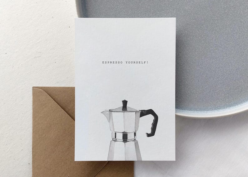 Puede incluir: Una tarjeta blanca con el texto "Espresso Yourself!" impreso en negro. Debajo del texto hay una ilustraci&oacute;n en blanco y negro de una cafetera.