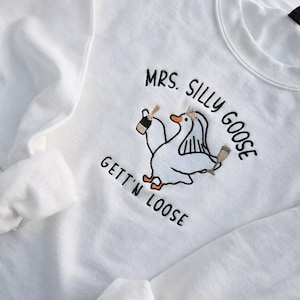 Lustiges Mrs Outfit – Mrs Silly Goose los – Besticktes Gans Sweatshirt – Bachelorette Geschenk – Hochzeitsgeschenk