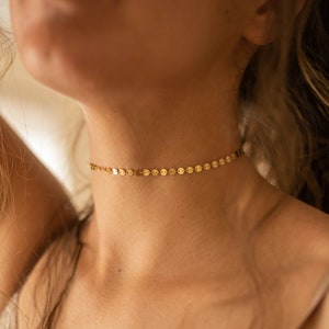 Sierlijke gouden 14K Disc Choker, gouden cirkel Boho ketting, gouden kraal Boho choker, minimale munt choker, gouden gelaagde ketting voor vrouwen, EB47 afbeelding 1