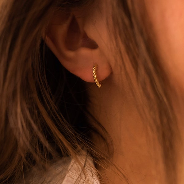 Boucles d’oreilles Huggie Hoop minimalistes en or 14 carats, boucles d’oreilles Small Gold Thin Hoop, boucles d’oreilles simples, boucles d’oreilles Tiny Hoop, boucles d’oreilles Dainty Boho