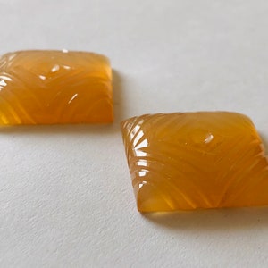 Bellissima coppia di pietre preziose in ONICE PESCA a forma di cuscino, dimensioni 23x23x5,5 mm, colore splendido, forma perfetta, due pezzi