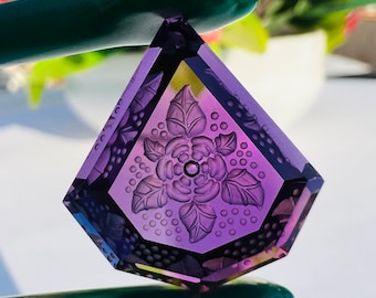 Gesneden amethist edelsteen, bloemenfantasie, diepe kleur, 13 karaat