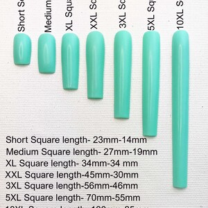 Puede incluir: Una gu&iacute;a visual de los diferentes tama&ntilde;os de u&ntilde;as postizas cuadradas, que van desde cortas hasta extra extra grandes. Las u&ntilde;as son de color turquesa claro. La imagen incluye texto que enumera el tama&ntilde;o y la longitud de cada u&ntilde;a.