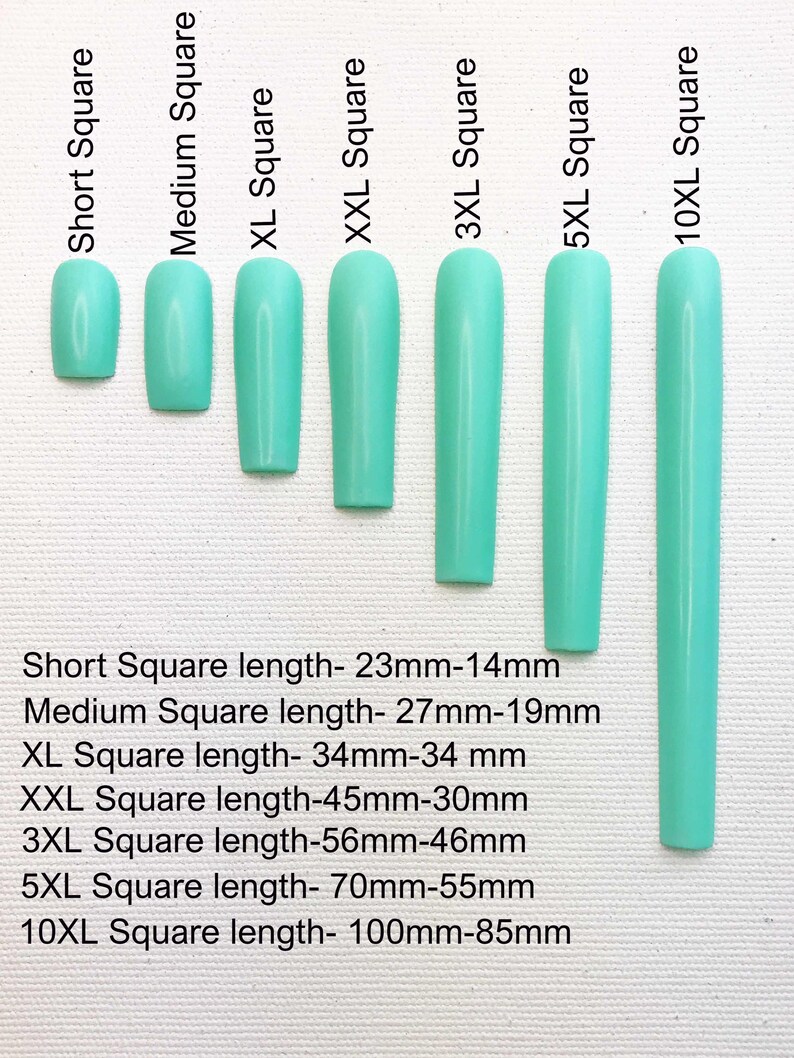 Puede incluir: Una gu&iacute;a visual de los diferentes tama&ntilde;os de u&ntilde;as postizas cuadradas, que van desde cortas hasta extra extra grandes. Las u&ntilde;as son de color turquesa claro. La imagen incluye texto que enumera el tama&ntilde;o y la longitud de cada u&ntilde;a.