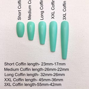 Puede incluir: Cinco tama&ntilde;os diferentes de u&ntilde;as postizas de ata&uacute;d de color verde claro. Los tama&ntilde;os est&aacute;n etiquetados como "Short Coffin", "Medium Coffin", "Long Coffin", "XXL Coffin" y "3XL Coffin". Las u&ntilde;as est&aacute;n dispuestas de la m&aacute;s corta a la m&aacute;s larga. El texto debajo de las u&ntilde;as dice: "Short Coffin length- 23mm-17mm, Medium Coffin length-26mm-22mm, Long Coffin length- 32mm-26mm, XXL Coffin length- 45mm-36mm, 3XL Coffin length-55mm-42mm".