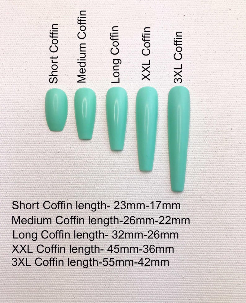 Puede incluir: Cinco tama&ntilde;os diferentes de u&ntilde;as postizas de ata&uacute;d de color verde claro. Los tama&ntilde;os est&aacute;n etiquetados como "Short Coffin", "Medium Coffin", "Long Coffin", "XXL Coffin" y "3XL Coffin". Las u&ntilde;as est&aacute;n dispuestas de la m&aacute;s corta a la m&aacute;s larga. El texto debajo de las u&ntilde;as dice: "Short Coffin length- 23mm-17mm, Medium Coffin length-26mm-22mm, Long Coffin length- 32mm-26mm, XXL Coffin length- 45mm-36mm, 3XL Coffin length-55mm-42mm".