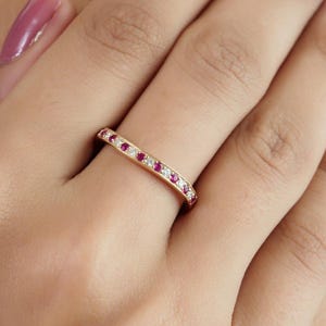 Ring aus 14-karätigem Gelbgold mit Rubin und Diamanten, Geburtsstein Juli, stapelbarer, feiner Schmuck
