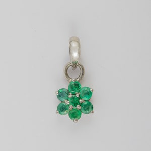 Flower Emerald Silver Pendant, 925 Streling Silver Pendant, May Birthstone, Minimalist Necklace,Gemstone Necklace,Statement pendant necklace
