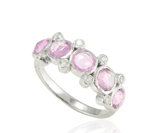 Delicado anillo de oro de 18 quilates con zafiro rosa y diamantes, diseño minimalista apilable.
