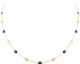Op de afbeelding: Een gouden ketting met afwisselend blauwe en witte ovale edelstenen.