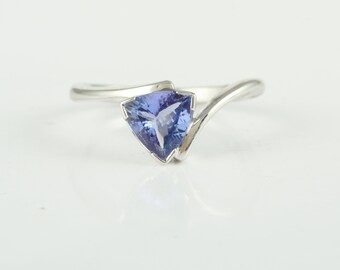 Anillo de tanzanita en oro blanco de 18 quilates, piedra natal de diciembre.