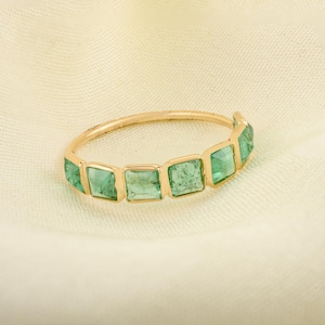 Smaragd Gold Bandring Mai Birthstone Stapelbar Minimalist Lünette Einstellung Halbe Ewigkeit Bandring Geschenk für sie Platz Smaragd 9K / 14K / 18K Gold