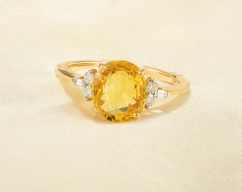 18 kt goudgele saffierring, natuurlijke diamanten baguettering