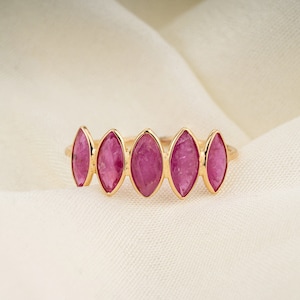 Anillo de oro amarillo macizo de 9 quilates con rubí natural, banda de rubí pera, engaste de bisel apilable, piedra natal de julio, regalo para ella