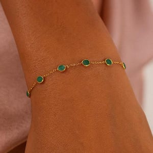 Massives 18-karätiges Gelbgold-Armband mit Smaragd, minimalistische Geburtssteinkette für Mai – das perfekte Geschenk