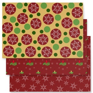 Fogli di carta da regalo natalizia in oro, rosso e verde con disegni coordinati