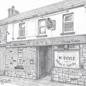 Peut inclure: Un dessin au crayon noir et blanc d'un bâtiment en briques avec une enseigne qui indique "W. Doyle Ales & Porter W. Doyle Whiskey Vendor W. Doyle Wines & Spirits". Le bâtiment a une porte et deux fenêtres sur le devant. Il y a un mât avec un drapeau sur le côté gauche du bâtiment. Le dessin est signé "Galligan".