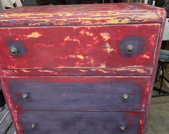 Cómoda con diseño de cascada, hecha a mano y pintada a mano con pintura a la tiza.
