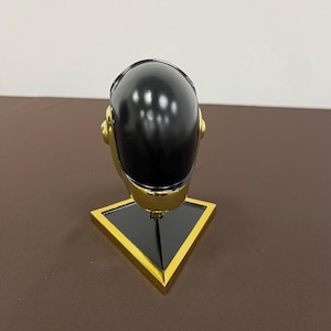 Хромированный Шлем Daft Punk Guy Manuel на подставке, хромированный золотой шлем, шлем хромированный, мужской шлем Daft Punk на подставке